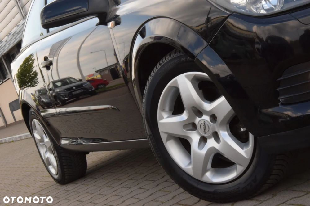 Opel Astra GTC 1.6 Black&White - 11