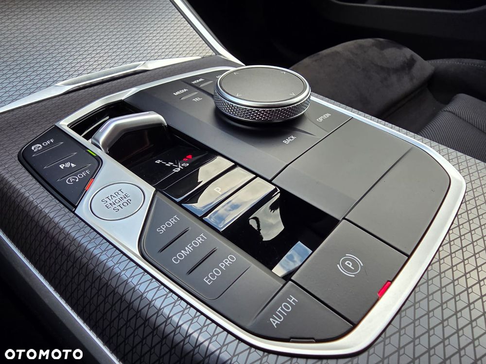 BMW Seria 3 330i xDrive M Sport - 23