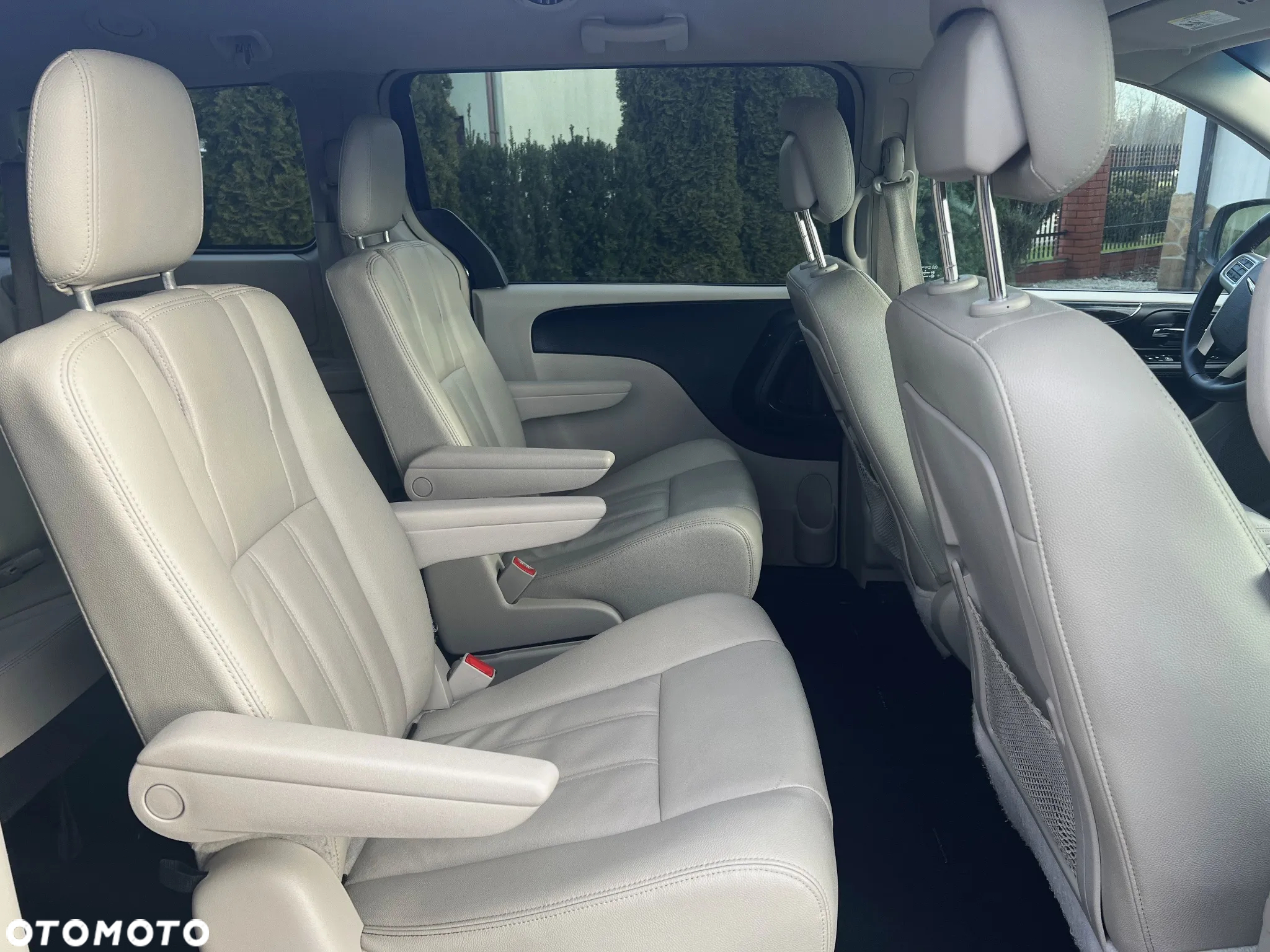 Chrysler Town & Country - 18