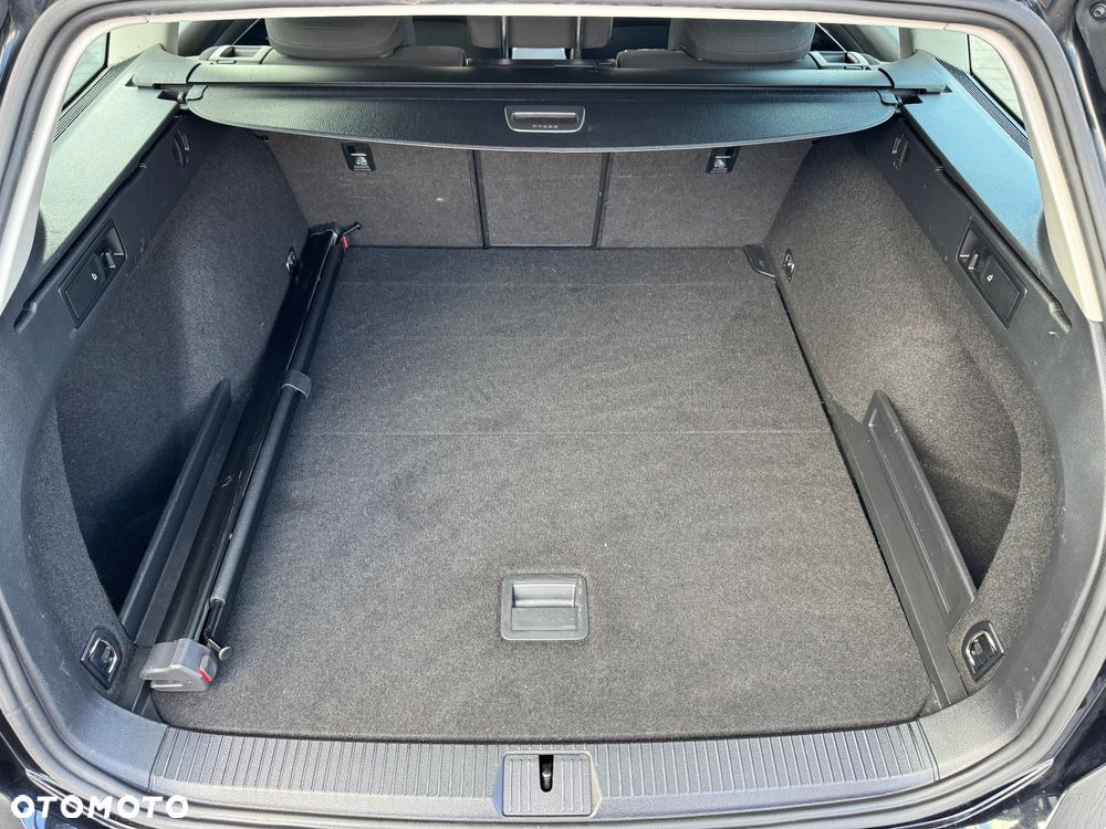 Volkswagen Passat 1.6 TDI SCR DSG Conceptline - 37