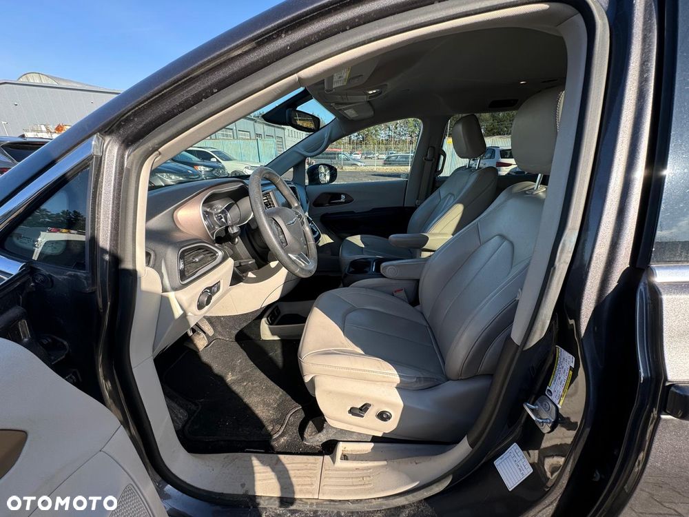 Chrysler Pacifica - 11