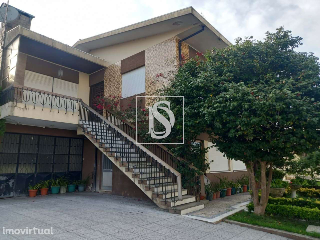 Uma moradia com história, espaço e possibilidades infinitas! - Grande imagem: 2/8