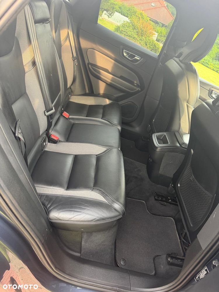 Volvo XC 60 B4 D AWD Plus Dark - 11