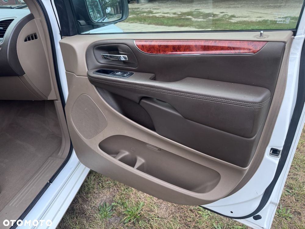 Chrysler Town & Country 3.6 Limited - 23
