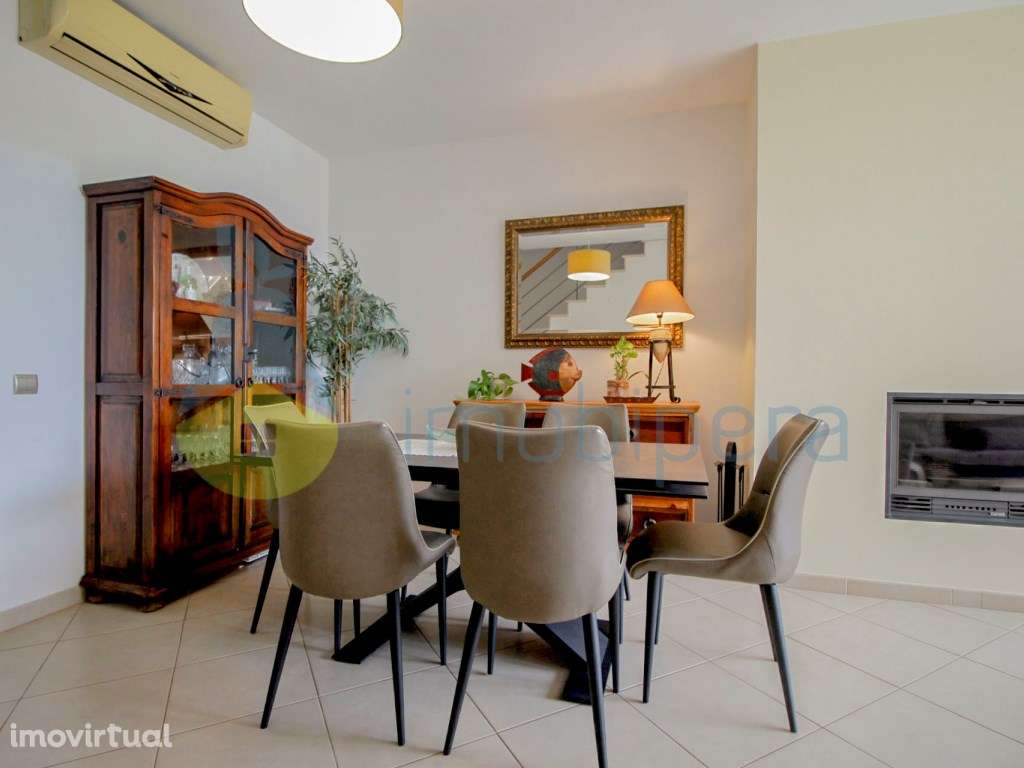 Moradia em banda T3+1 inserida em condomínio fechado com piscina, p... - Grande imagem: 5/37