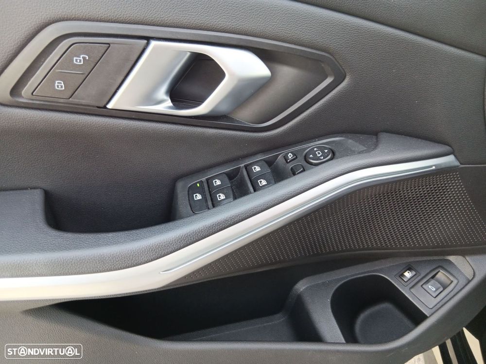 BMW 330 e Pack Desportivo M Auto - 16