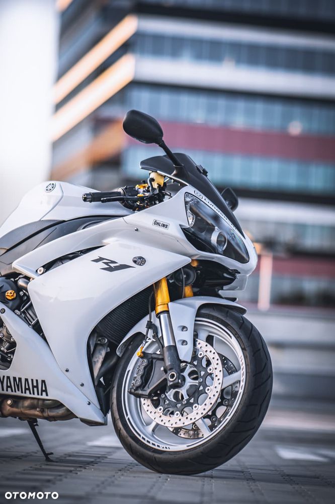 Yamaha R1 - 6
