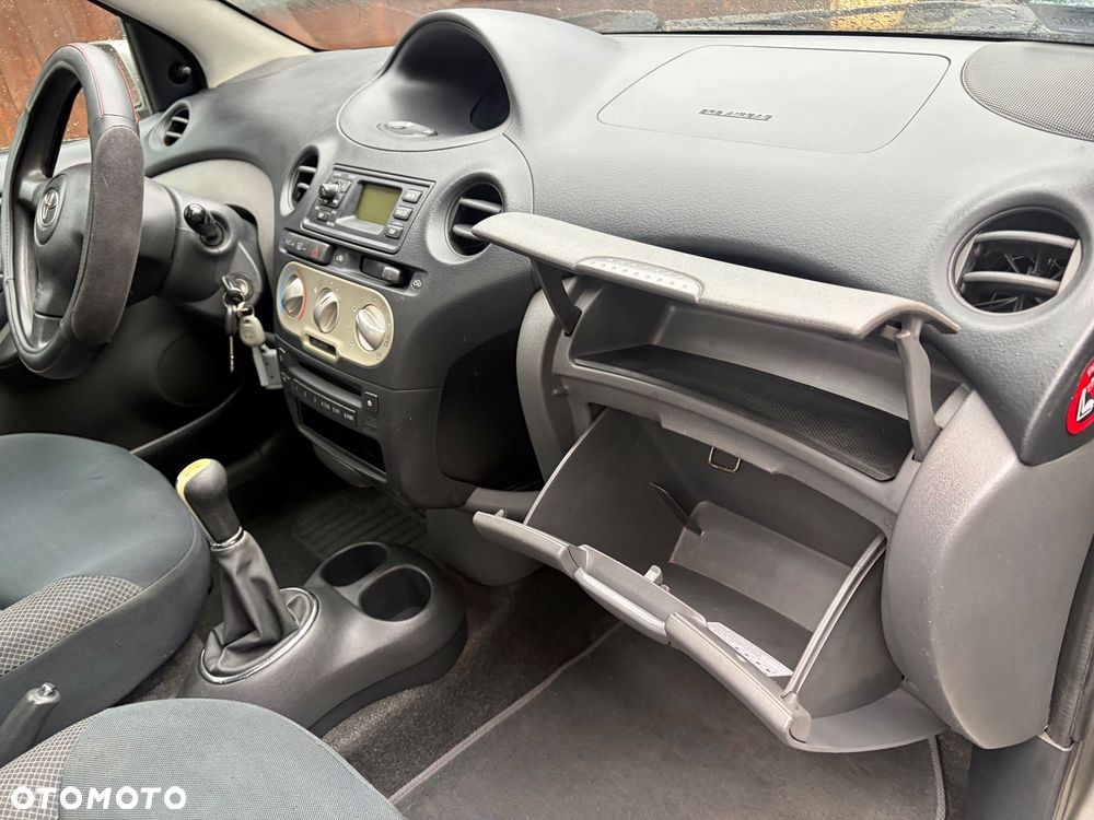 Toyota Yaris 1.0 Terra - 11