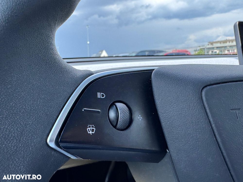 Tesla Model Y - 25