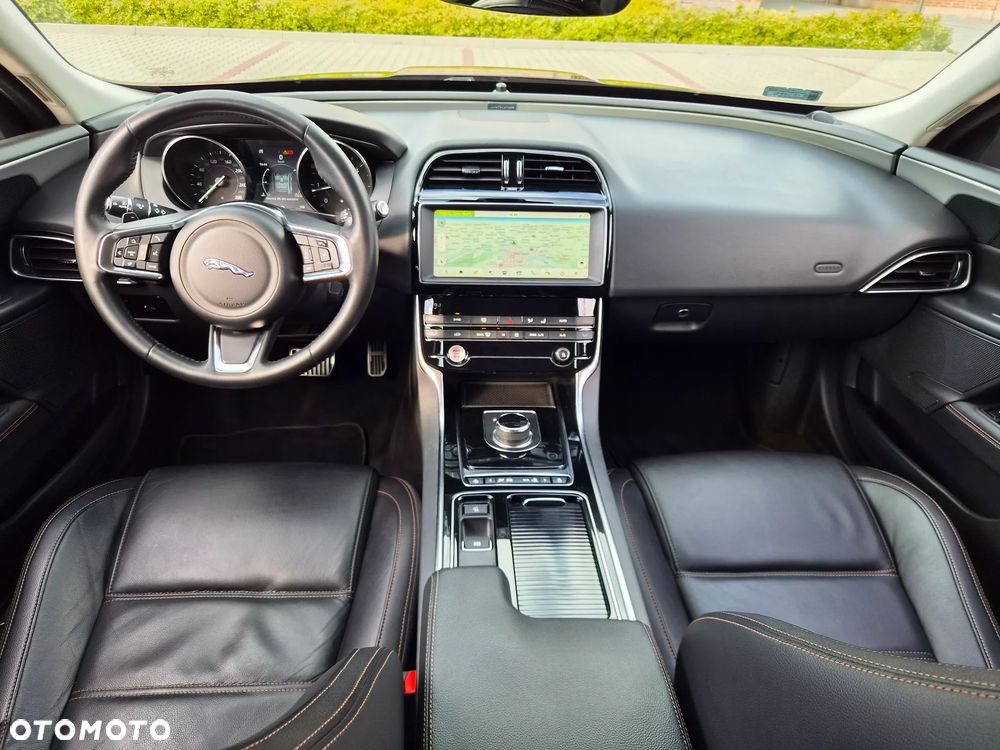 Jaguar XE 2.0 D180 SE - 18