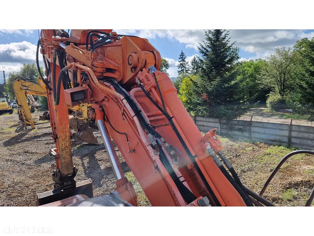 Hitachi ZX225USLC - 9