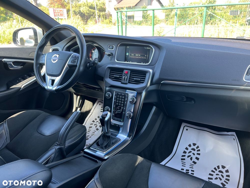 Volvo V40 D3 R-Design - 33