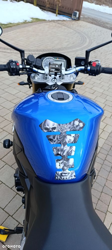 Suzuki GSR - 11