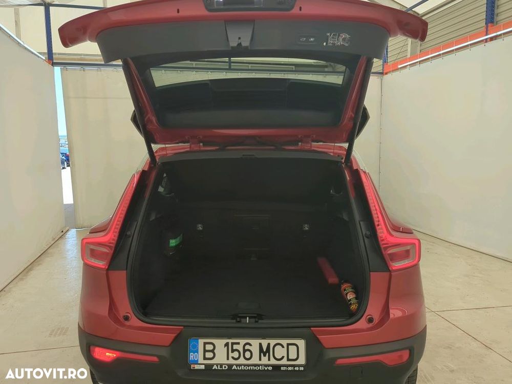 Volvo XC 40 B4 AT8 AWD Mild Hybrid Momentum Pro - 11