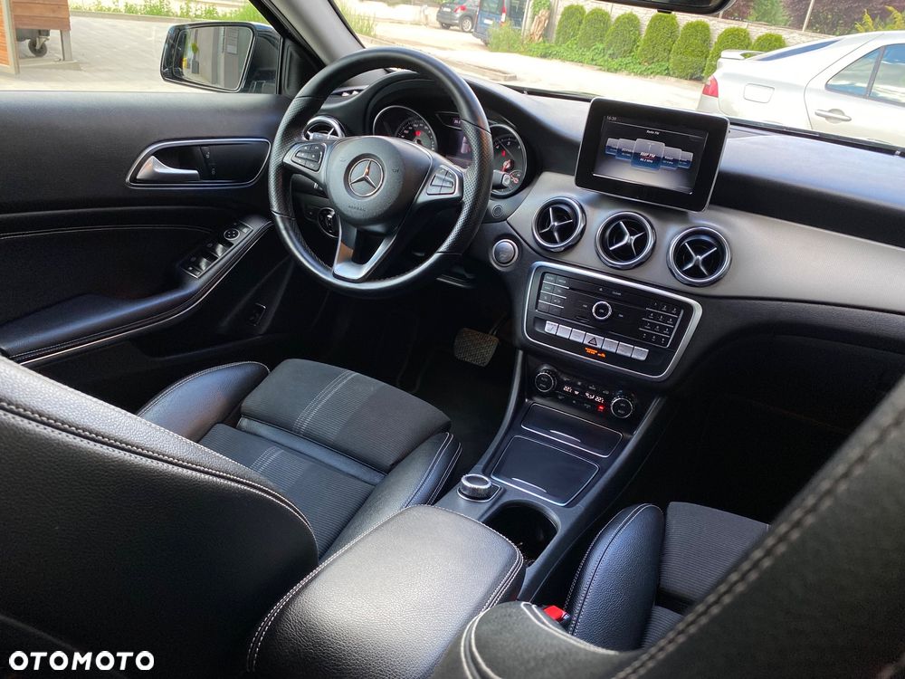 Mercedes-Benz GLA 200 7G-DCT Urban - 35