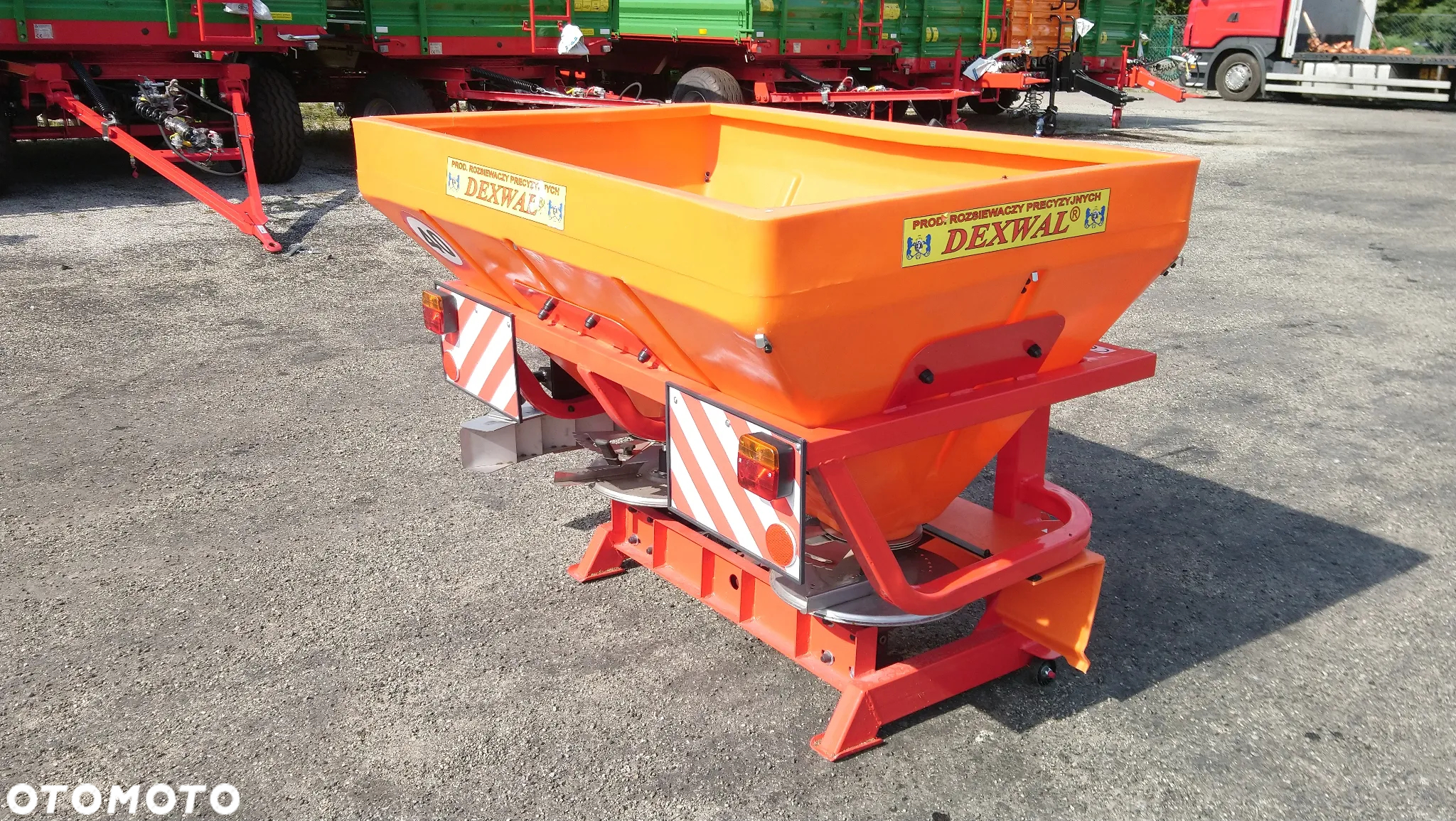 Rozsiewacz nawozów Tornado Duo 850 L dwutarczowy - 4