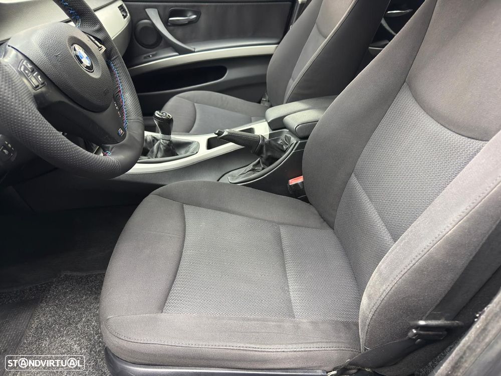 BMW 318 d Navigation Sport - 29