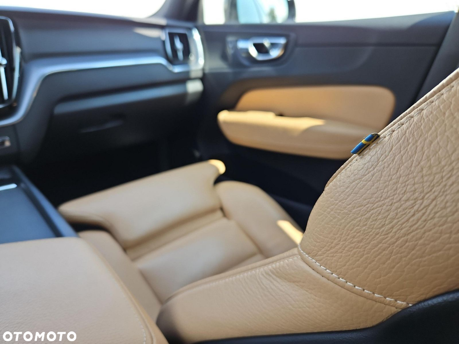 Volvo XC 60 B4 D AWD Momentum Pro - 23