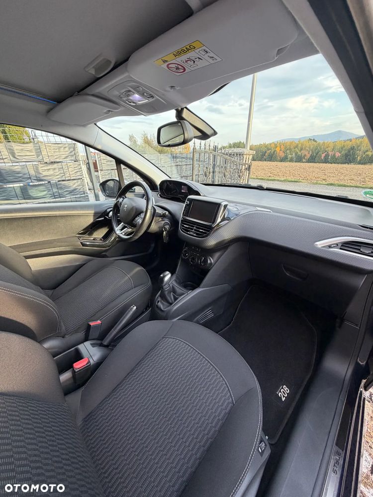 Peugeot 208 - 23