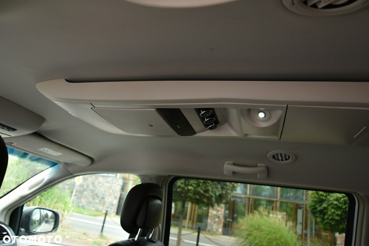 Chrysler Town & Country - 16