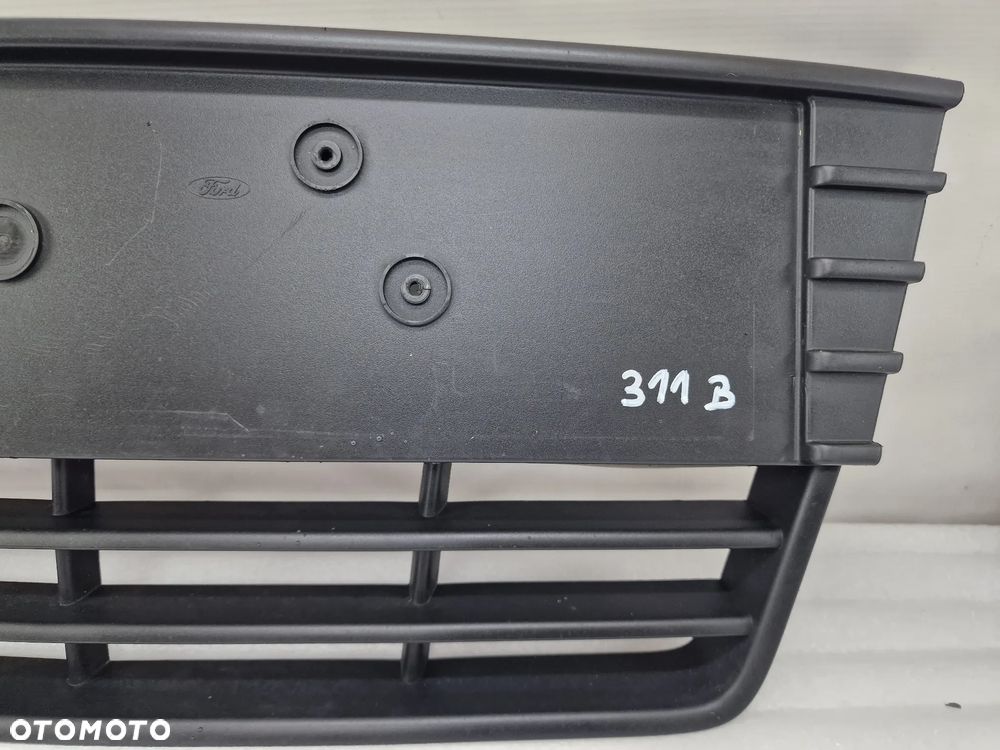 FORD FOCUS MK3 10- BEZ PDC , KRATKA ŚRODKOWA ZDERZAKA PRZEDNIEGO , NR BM51-17K945-B / BM51-17K945-A , NR AUKCJI K311 - 10