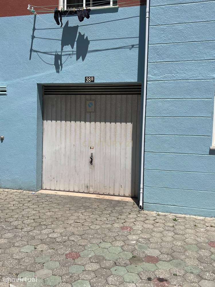 Garagem com 100 m² | WC | Água e Eletricidade  OPORTUNIDADE UNICA - Grande imagem: 2/6