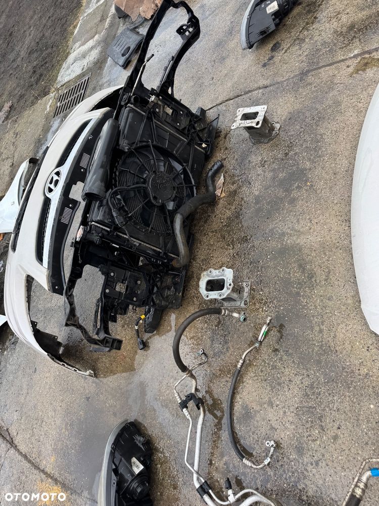 Hyundai i30 kod lakieru QU hatchback błotnik prawy lewy przedni przód drzwi prawe lewe przednie tylne srebrne szare lampa prawa lewa przednia przód soczewka maska pas przedni wąż klimy klapa tył tylnia klapa bagażnika lampy tylnie belka tył zderzak tył tylni - 10