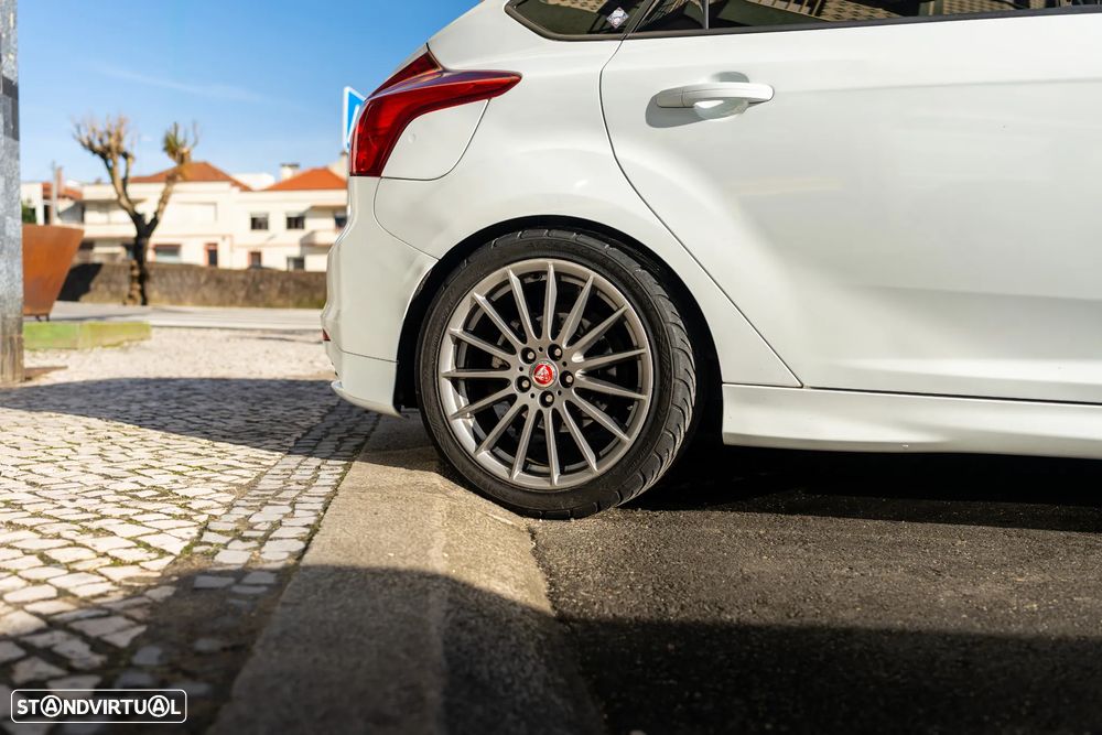 Ford Focus 2.0 EcoBoost ST c/ Pack Pele Desportiva - 28