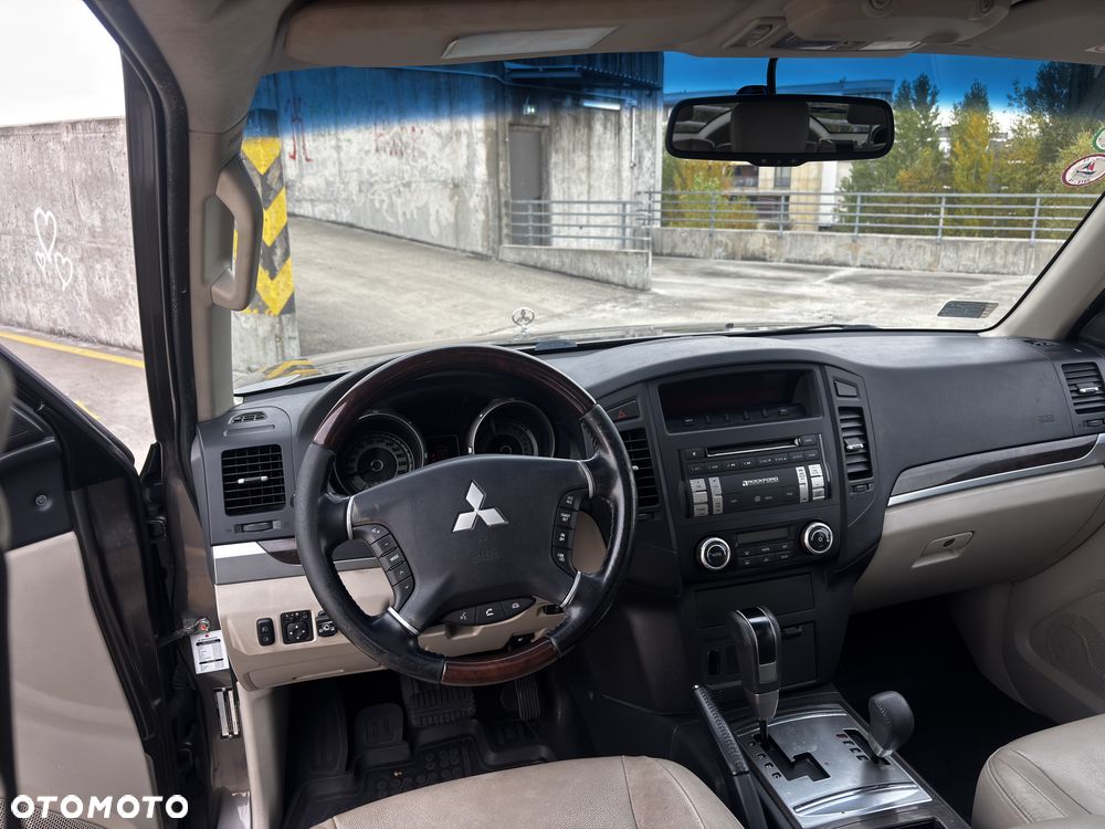 Mitsubishi Pajero - 5