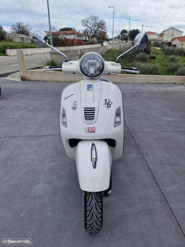 Piaggio Vespa GTS 300 Super - 2