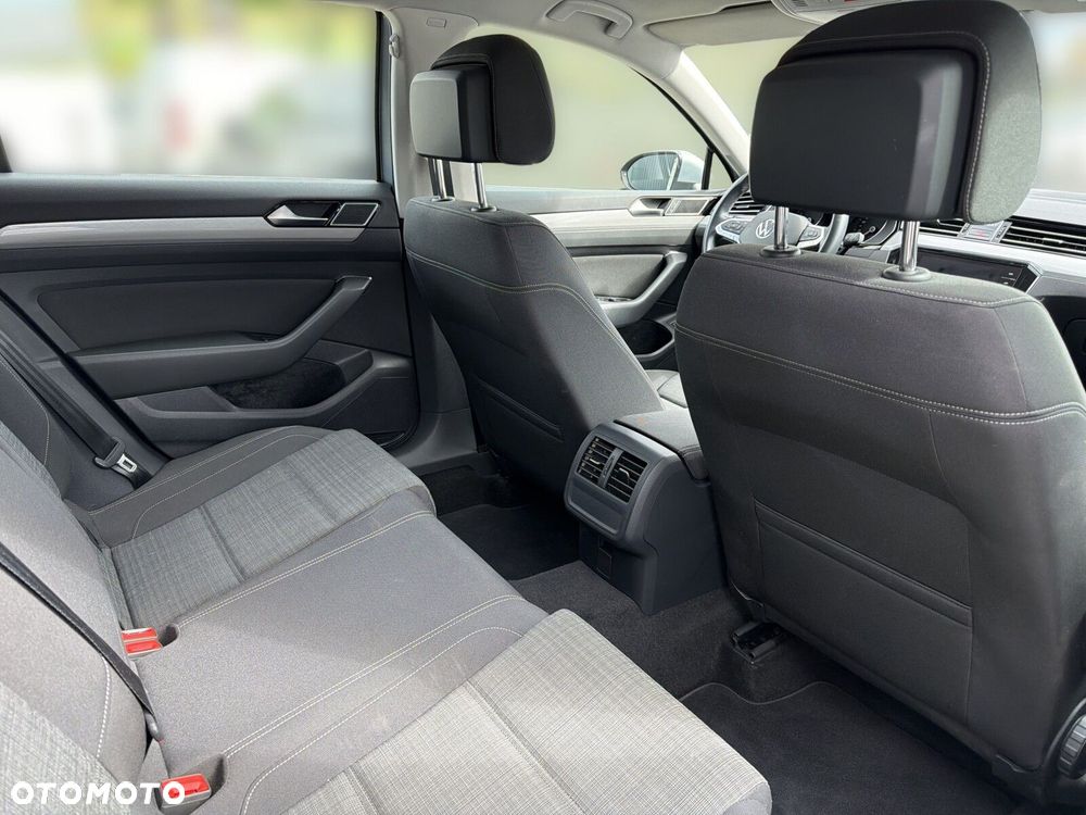 Volkswagen Passat - 33
