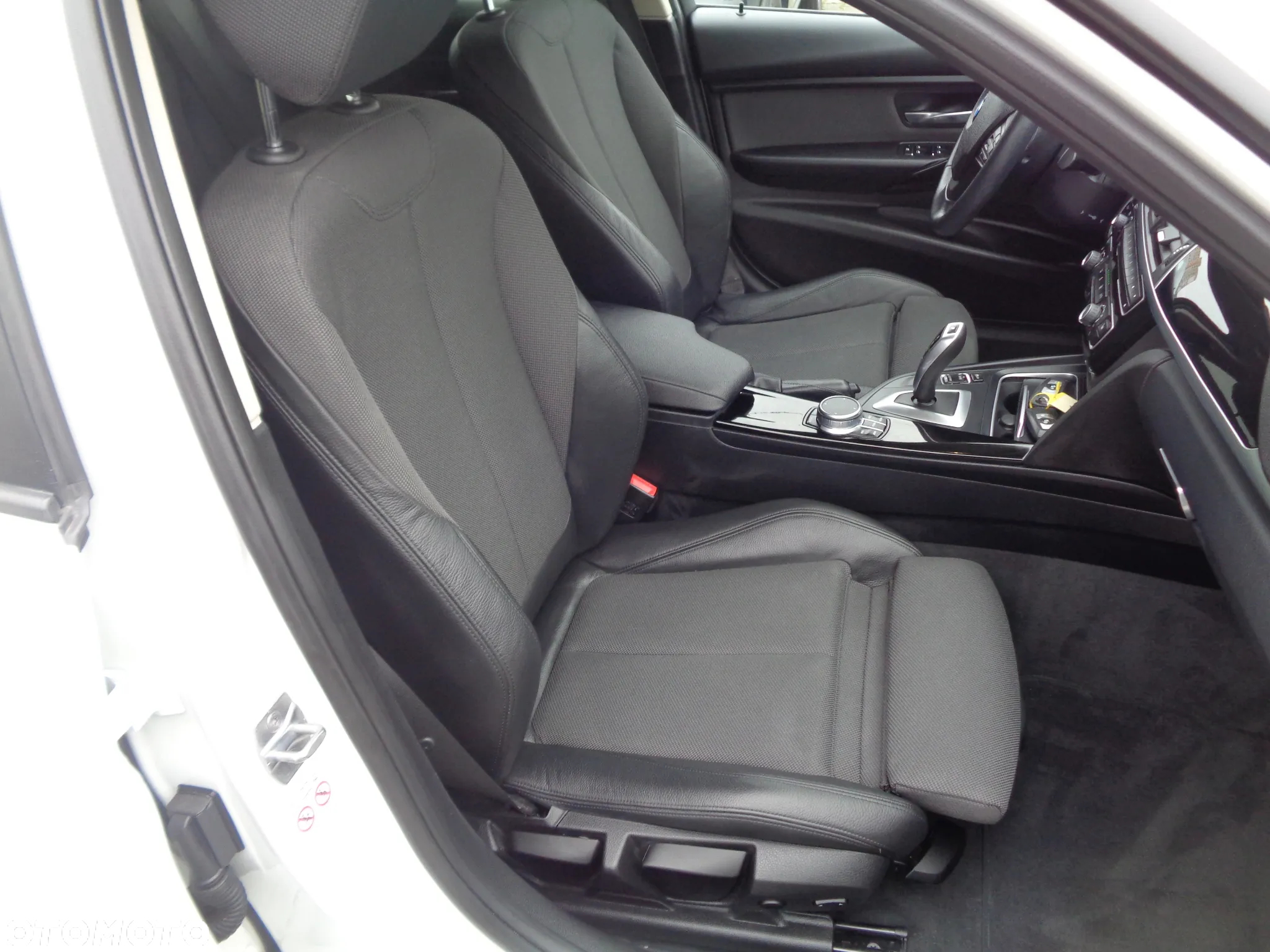 BMW Seria 3 320d Touring xDrive Sport Line - 27
