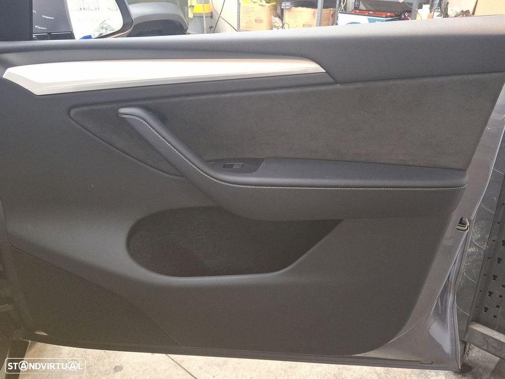 Tesla Model Y Long-Range RWD - 24