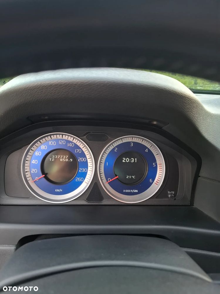 Volvo V70 D3 R-Design - 12