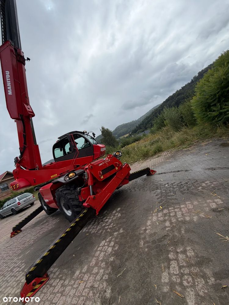 Manitou MRT2150+PRIVILEGE Ładowarka teleskopowa 4x4 ROTO 21metrów. 5 ton udźwig. Bez AdBLUE bez DPF. Maszyna jak Nowa z Norwegii 5300 mtg. 2015 rok. Obrót pełny. Zero luzów wycieków. Zadbana maszyna z Fermy Norweskiej. Silnik 160 Km. AUTEC zdalne sterowanie. Ani deka luzów czy wycieków. Opony jak Nowe. Pełny Oryginał. Niski przebieg. Stabilizatory. Zamki na tłokach. OKAZJA. Jest to model przystosowany do pracy z koszem. - 31