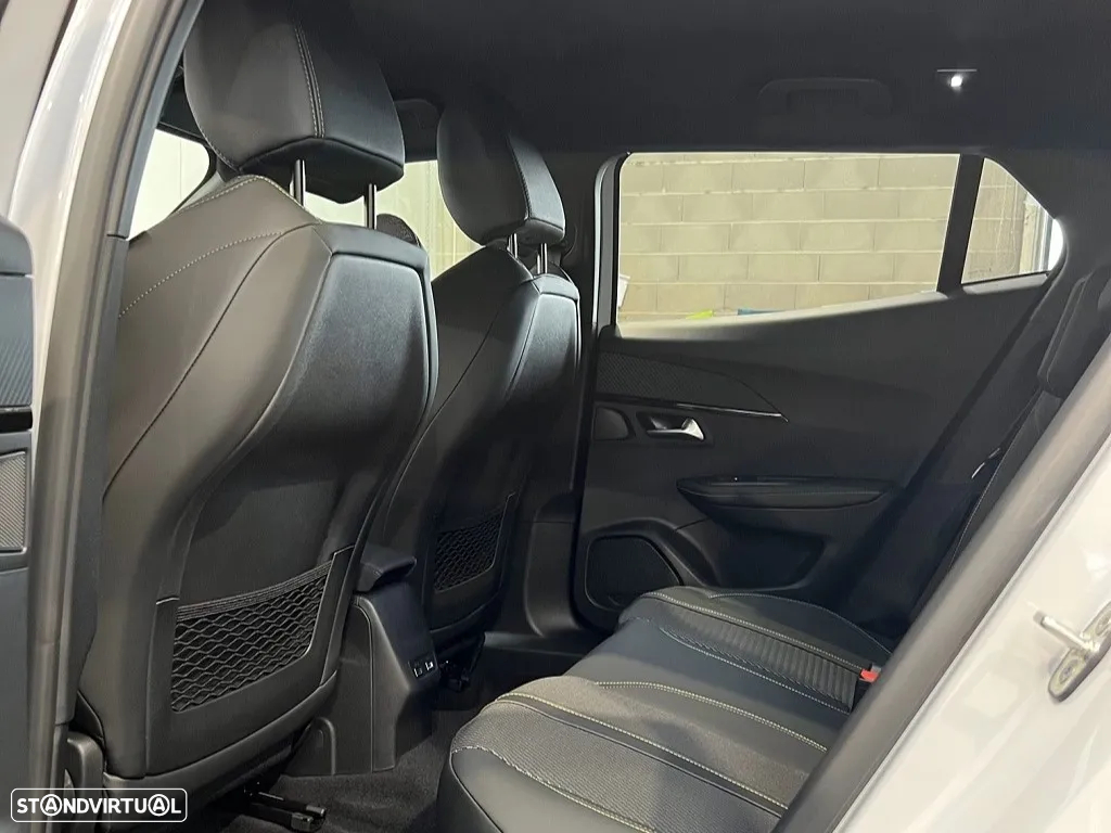 Peugeot e-2008 54 kWh GT - 12
