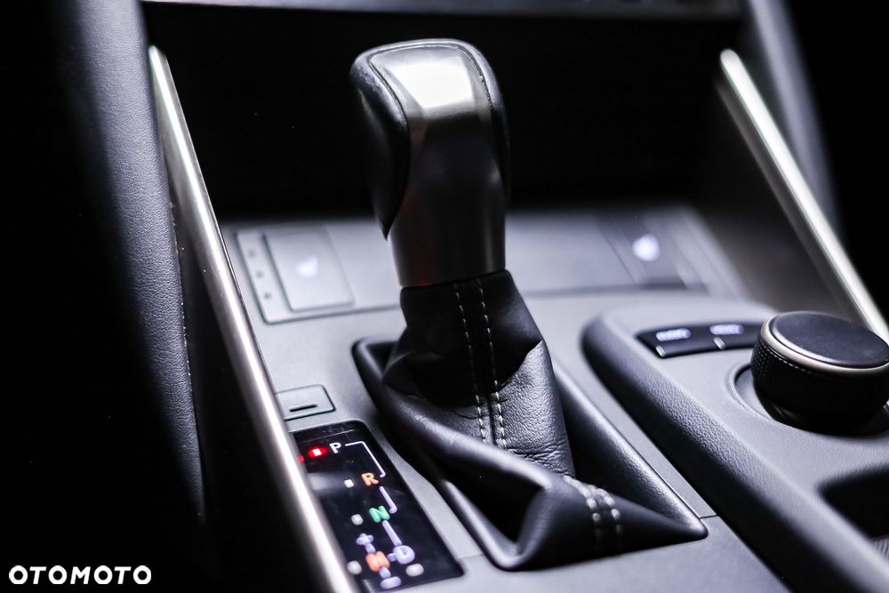 Lexus IS 200t / 300 Elegance - 35