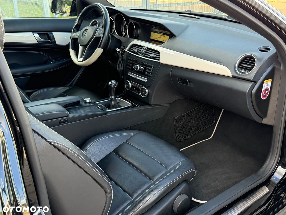 Mercedes-Benz Klasa C 180 CGI BlueEff - 32