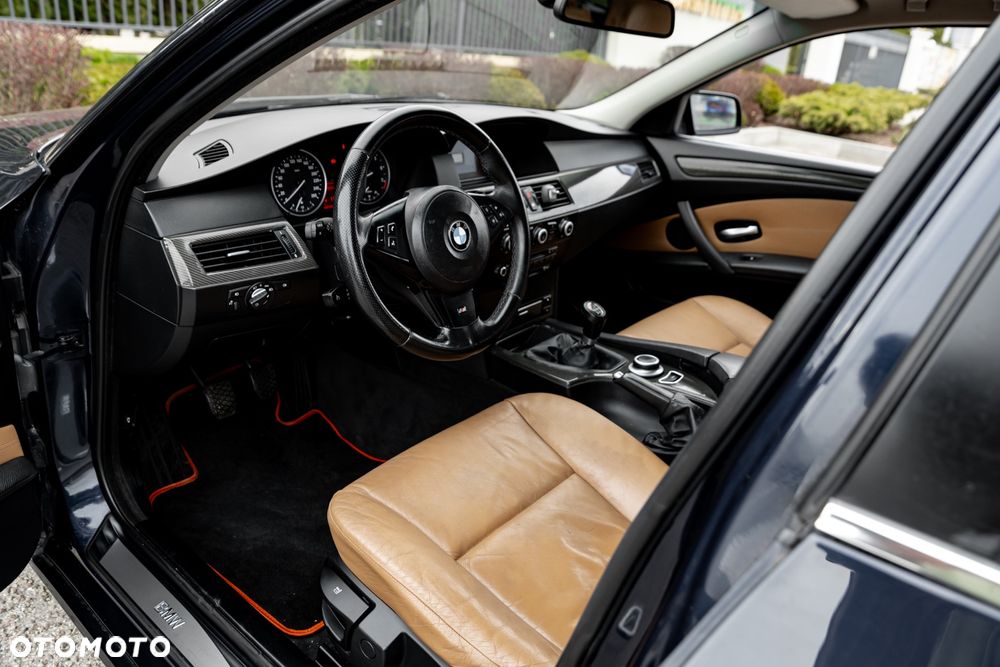 BMW Seria 5 525i xDrive - 15