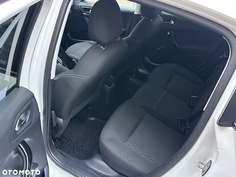 Peugeot 208 - 24