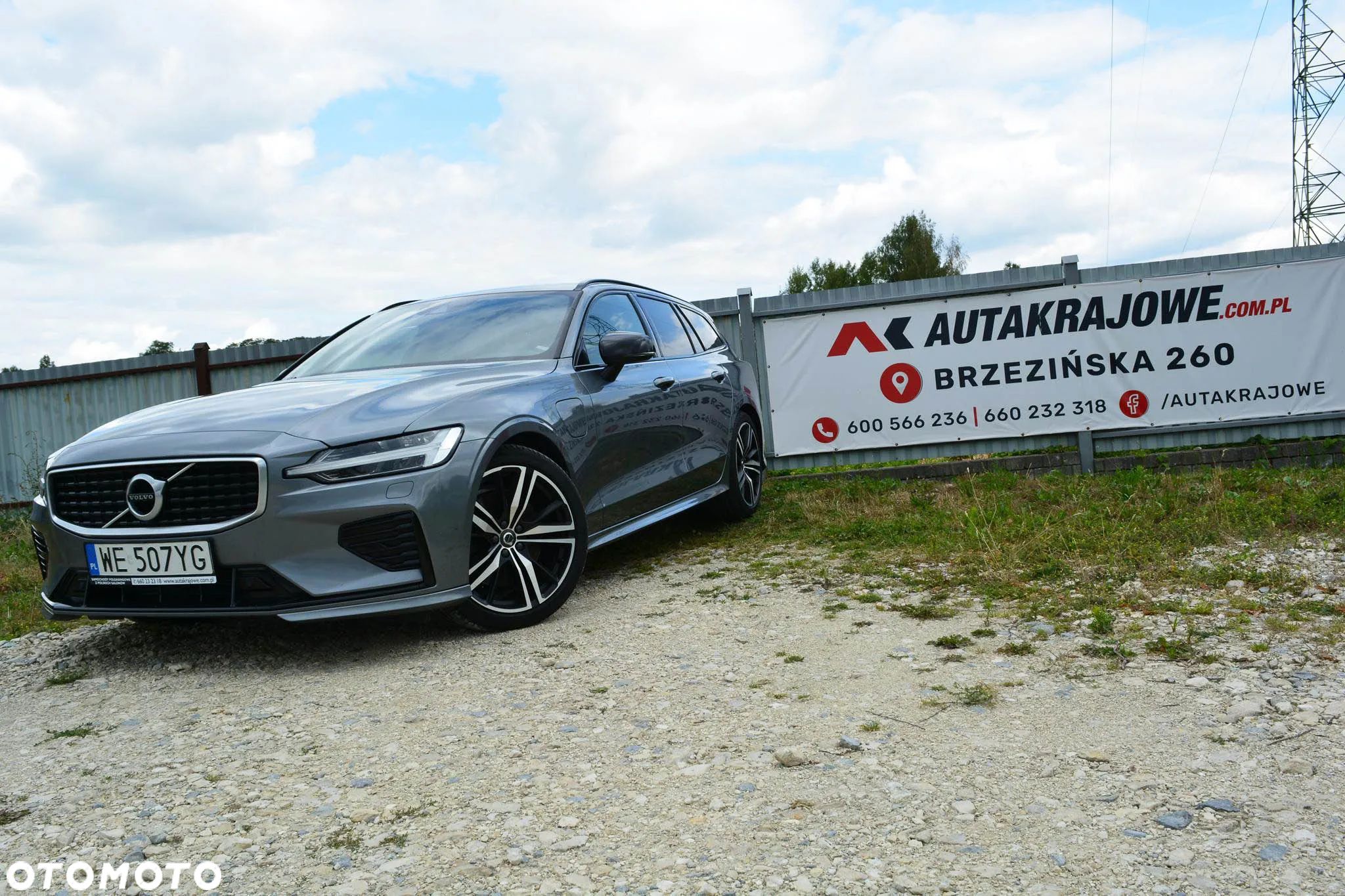 Volvo V60 T8 AWD Plug-In Hybrid R-Design - 1