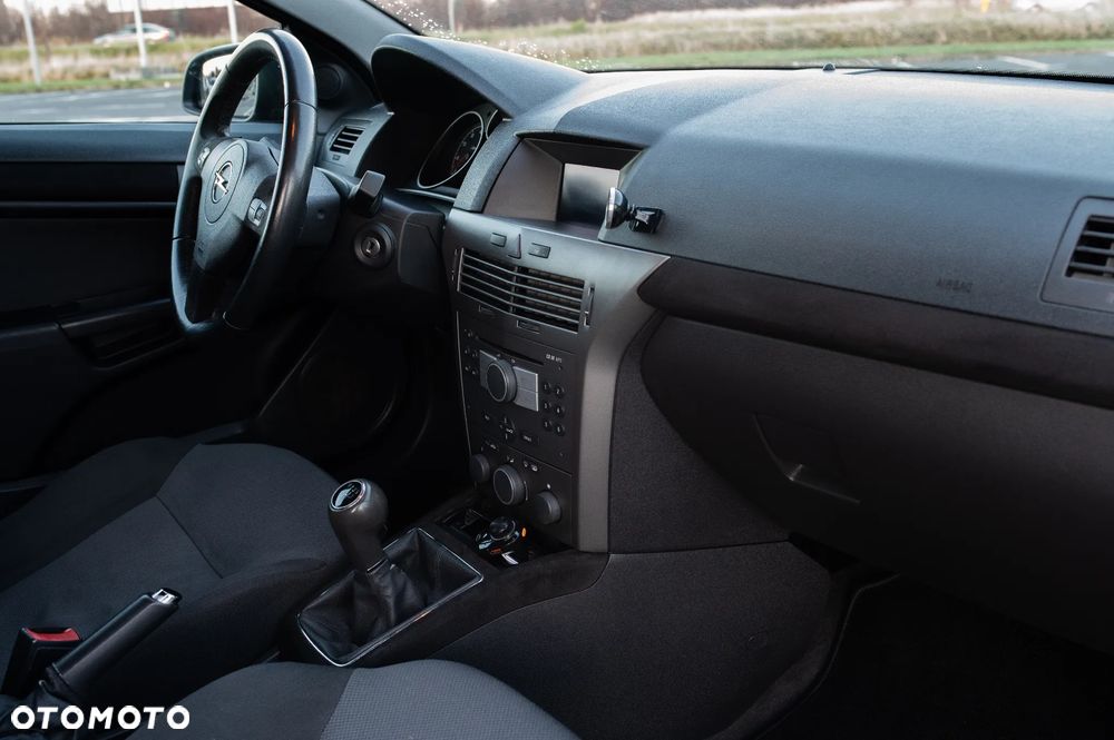 Opel Astra III GTC 1.6 Enjoy - 32