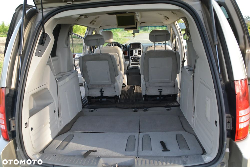 Chrysler Town & Country - 21