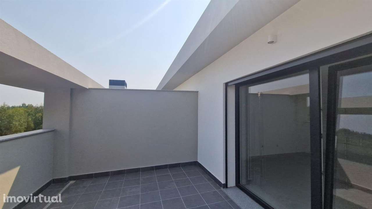 Apartamento T3 no Rés do Chão, com garagem parqueamento e varandas. - Grande imagem: 4/34