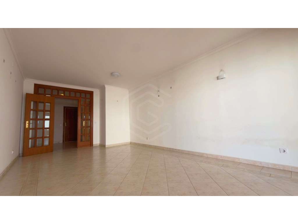 Apartamento T1 - Elegância, Luz Natural e Localização Premium no Co... - Grande imagem: 3/26