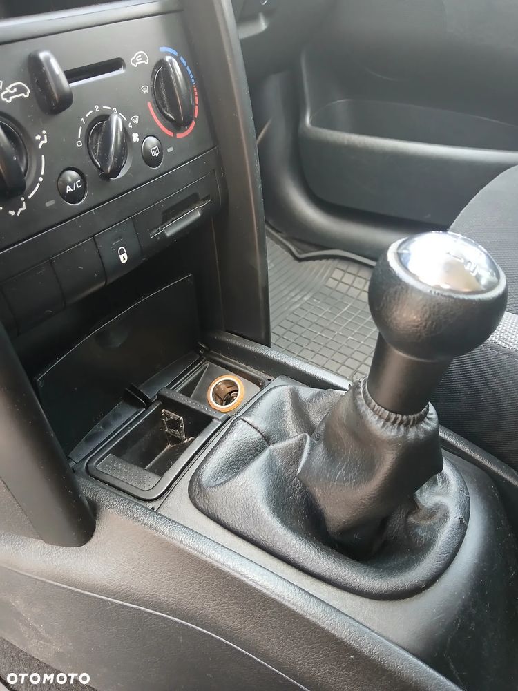 Peugeot 207 1.4 16V Trendy - 16