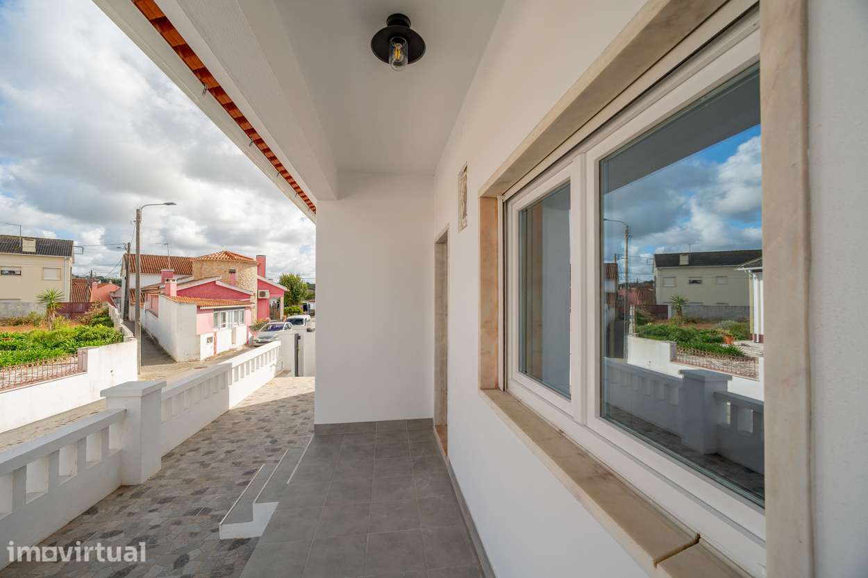 Moradia T2 Remodelada com Pátio no Centro de Ponte do Rol - Grande imagem: 3/23