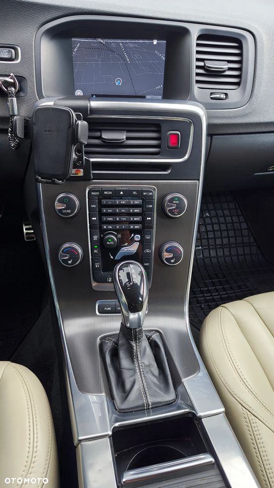 Volvo V60 D6 AWD Plug-in Hybrid Summum - 12