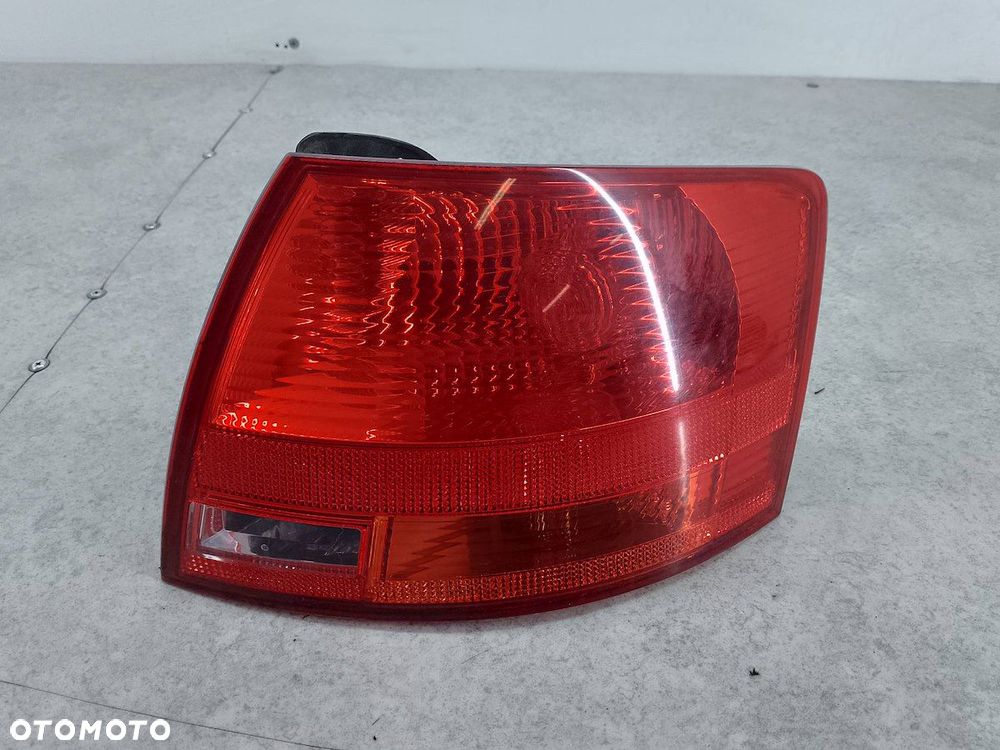 LAMPA TYLNA PRAWA AUDI A4 B7 8E9945096E 484002 KOMBI - 3