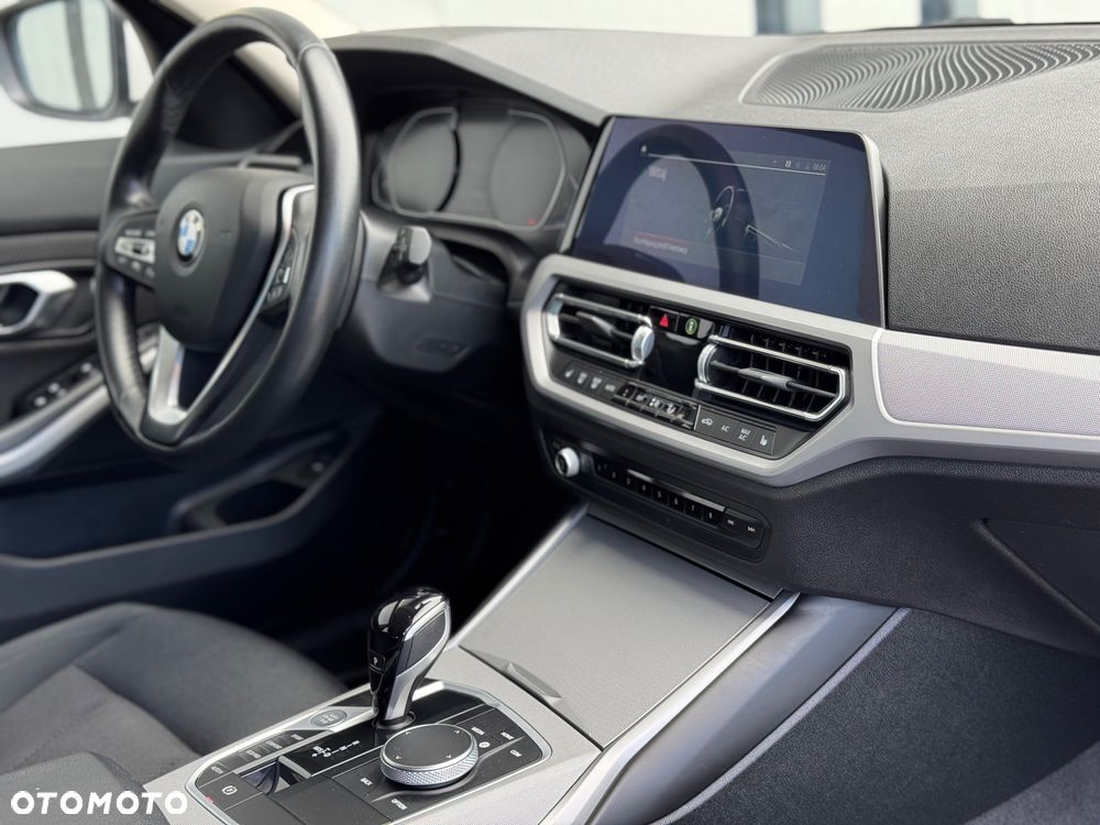 BMW Seria 3 318d mHEV - 38